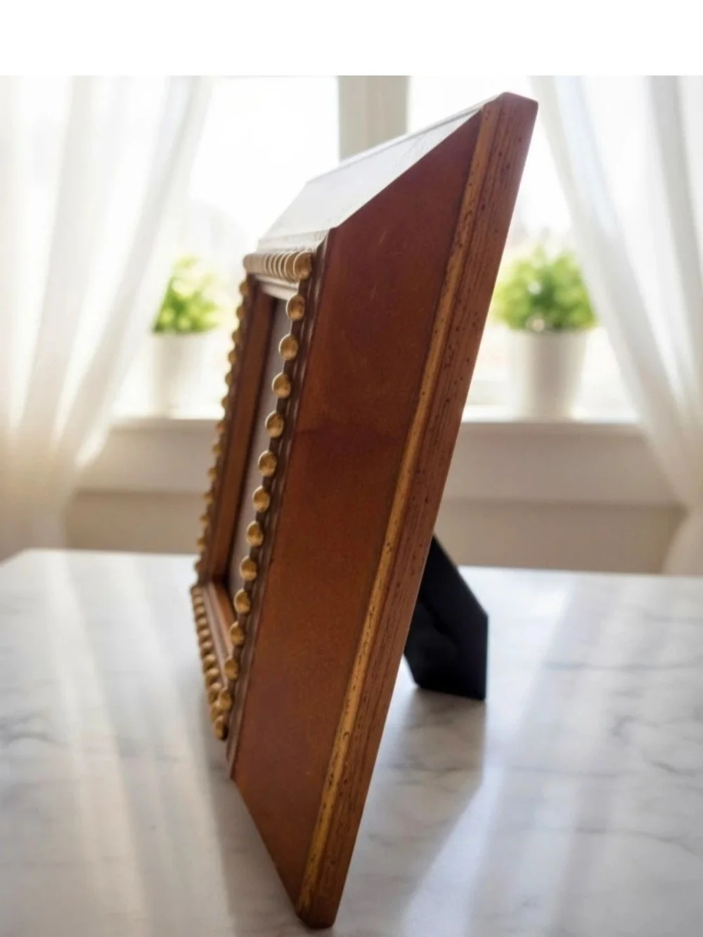 Vintage, 1980s gold-toned picture frame features a distinct beaded inner trim.